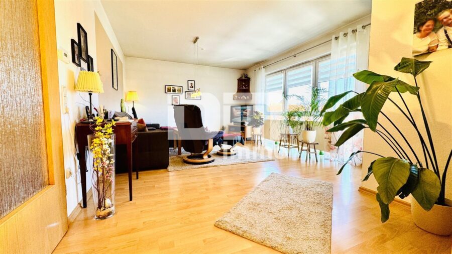 (R)eserviert!Gepflegtes Mehrfamilienhaus mit 7 Wohneinheiten - 1.OG links Wohn / Esszimmer / Zugang Balkon